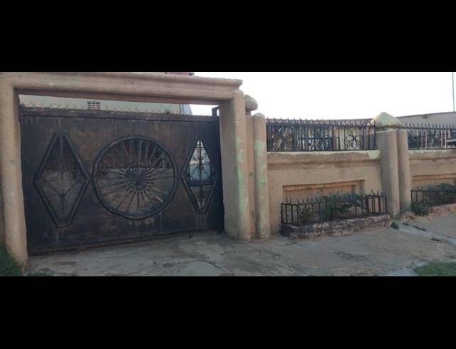 2 BEDROOM HOUSE FOR SALE IN TSAKANE EXT 5